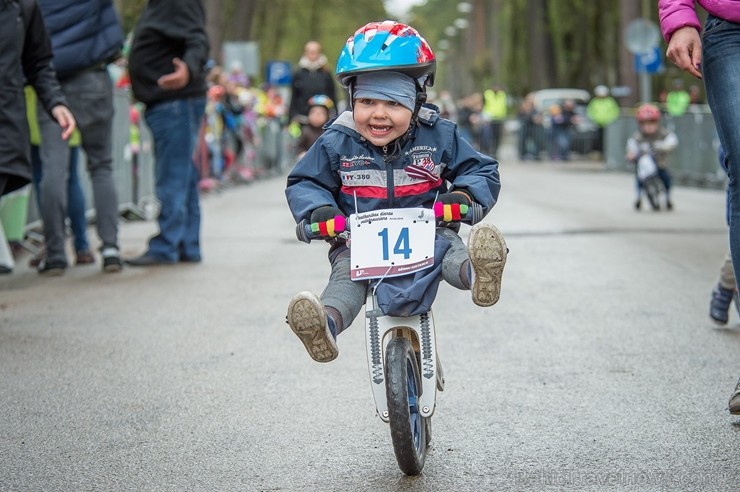 Svētku noskaņās Jūrmalā  aizvadīts Neatkarības dienas velobrauciens 222278