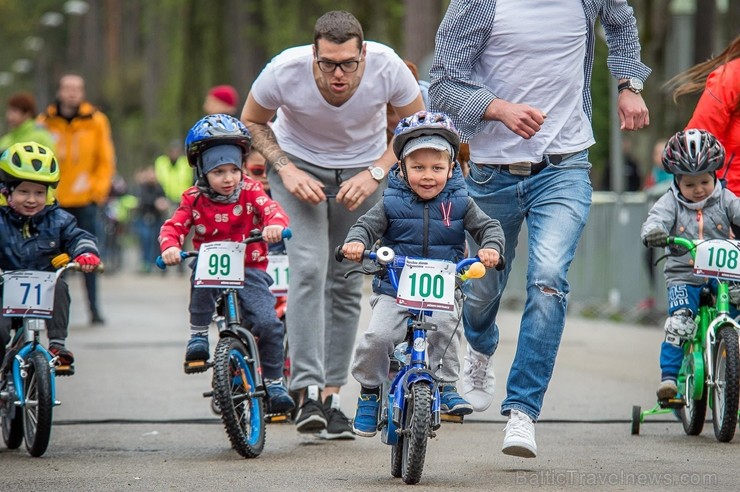 Svētku noskaņās Jūrmalā  aizvadīts Neatkarības dienas velobrauciens 222280