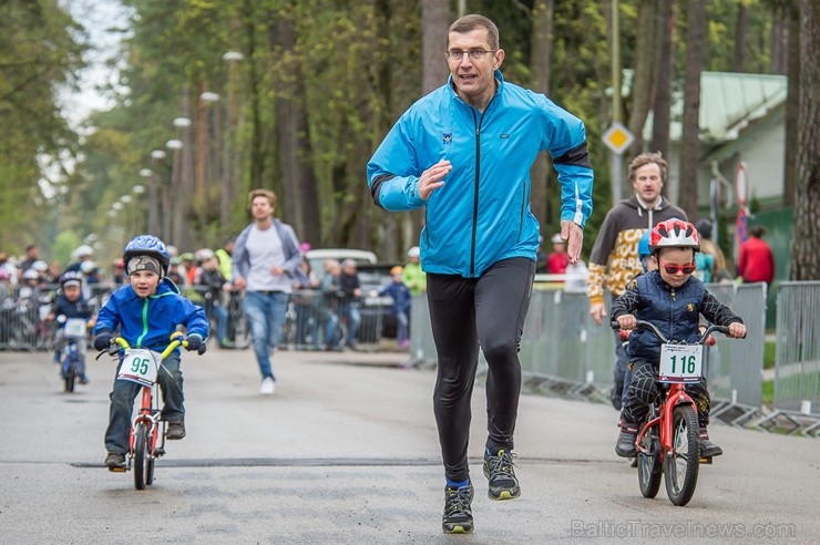 Svētku noskaņās Jūrmalā  aizvadīts Neatkarības dienas velobrauciens 222281