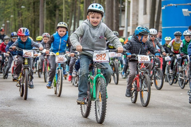 Svētku noskaņās Jūrmalā  aizvadīts Neatkarības dienas velobrauciens 222284