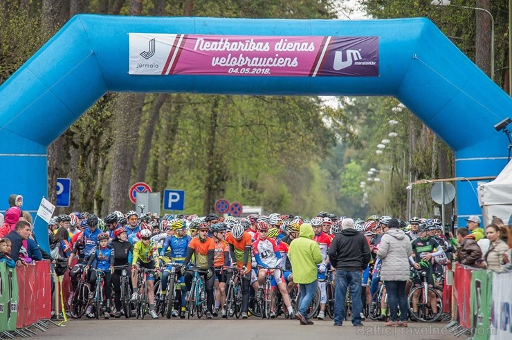 Svētku noskaņās Jūrmalā  aizvadīts Neatkarības dienas velobrauciens 222286