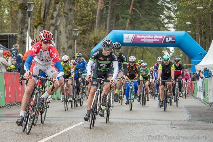 Svētku noskaņās Jūrmalā  aizvadīts Neatkarības dienas velobrauciens 222287