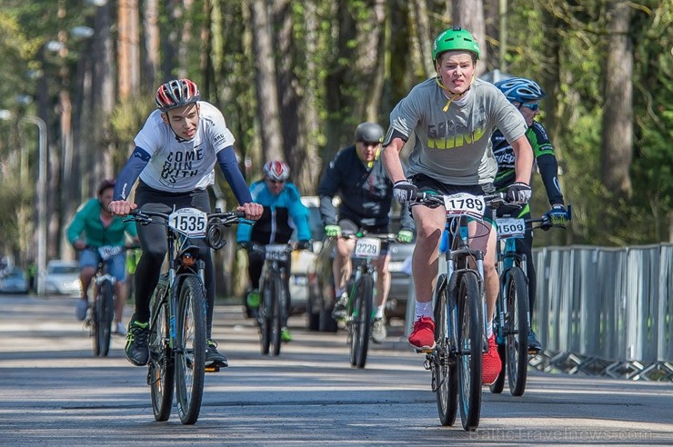 Svētku noskaņās Jūrmalā  aizvadīts Neatkarības dienas velobrauciens 222296