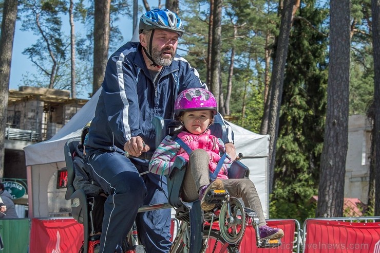 Svētku noskaņās Jūrmalā  aizvadīts Neatkarības dienas velobrauciens 222298