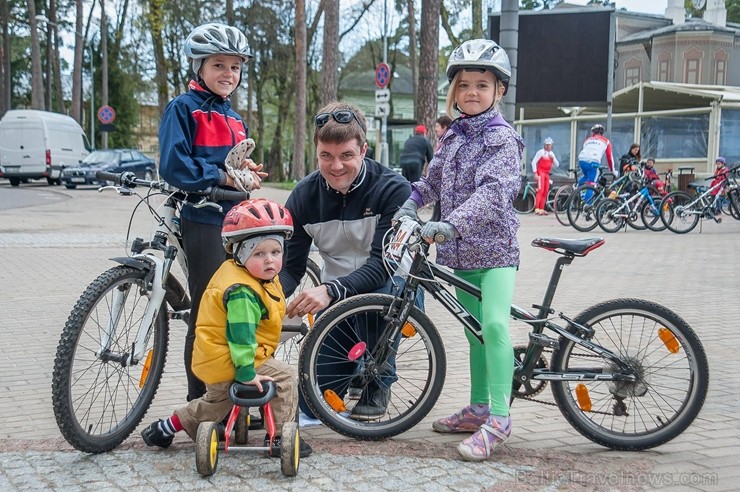 Svētku noskaņās Jūrmalā  aizvadīts Neatkarības dienas velobrauciens 222300