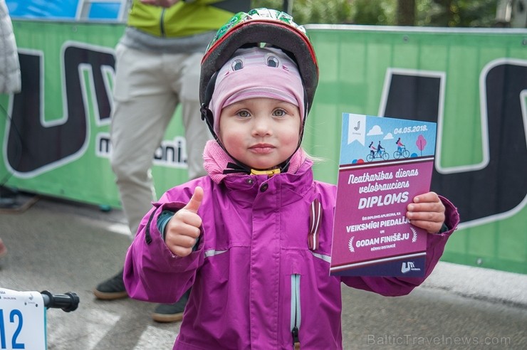 Svētku noskaņās Jūrmalā  aizvadīts Neatkarības dienas velobrauciens 222301