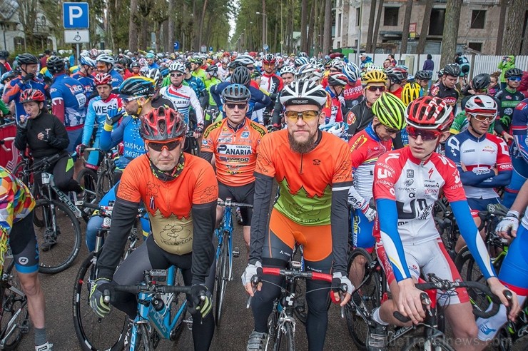 Svētku noskaņās Jūrmalā  aizvadīts Neatkarības dienas velobrauciens 222302