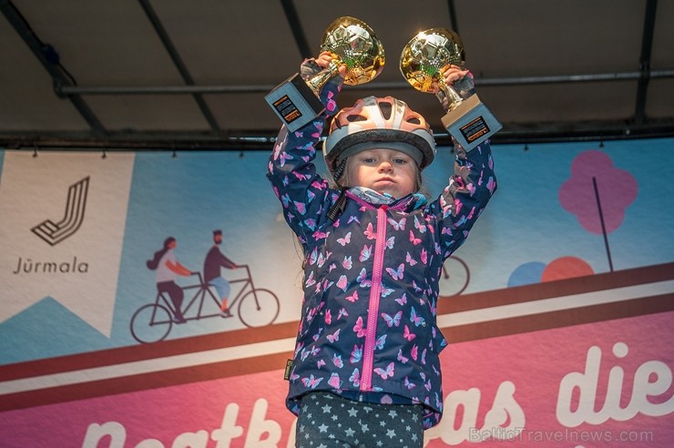 Svētku noskaņās Jūrmalā  aizvadīts Neatkarības dienas velobrauciens 222303