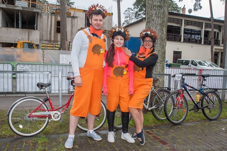 Svētku noskaņās Jūrmalā  aizvadīts Neatkarības dienas velobrauciens 222304
