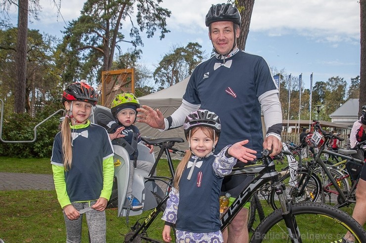 Svētku noskaņās Jūrmalā  aizvadīts Neatkarības dienas velobrauciens 222305
