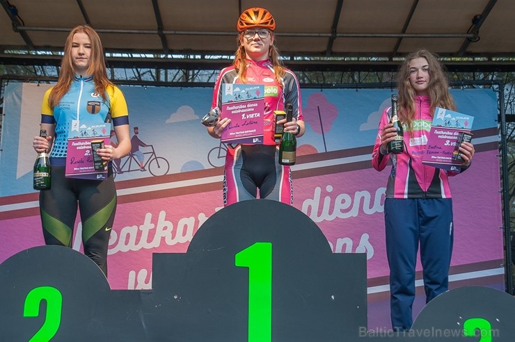 Svētku noskaņās Jūrmalā  aizvadīts Neatkarības dienas velobrauciens 222306