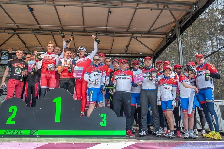 Svētku noskaņās Jūrmalā  aizvadīts Neatkarības dienas velobrauciens 222308
