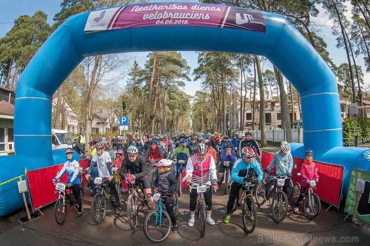 Svētku noskaņās Jūrmalā  aizvadīts Neatkarības dienas velobrauciens 222309