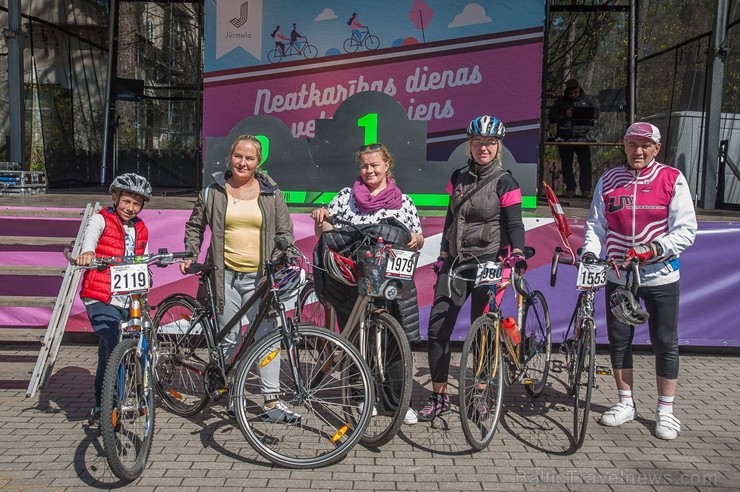 Svētku noskaņās Jūrmalā  aizvadīts Neatkarības dienas velobrauciens 222311