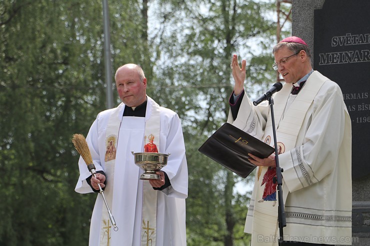 Ikšķilē svinīgi iesvēta Ikšķiles sv.Meinarda Romas katoļu baznīcas zvanu 223347