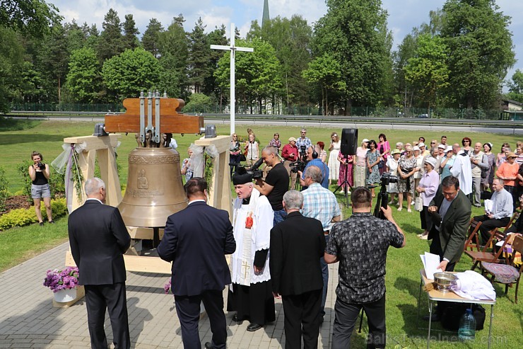 Ikšķilē svinīgi iesvēta Ikšķiles sv.Meinarda Romas katoļu baznīcas zvanu 223361
