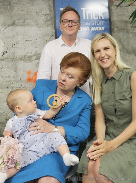 Recepšu grāmata «100 kūkas un 1 svecīte» noderēs katrai svētku galda saimniecei 223405
