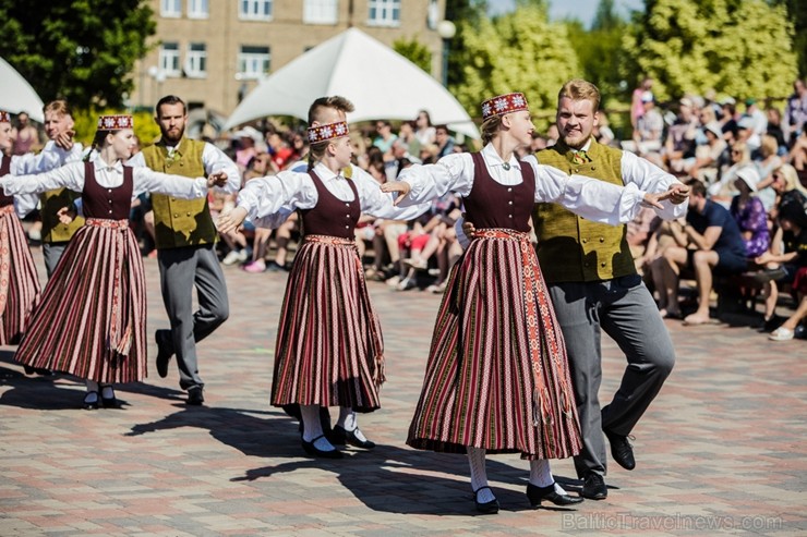 753. dzimšanas dienā Jelgavas iedzīvotāji un viesi varēja baudīt plašu izklaides un kultūras programu 753. dzimšanas dienā Jelgavas iedzīvotāji un viesi varēja baudīt plašu izklaides un kultūras programu 223977