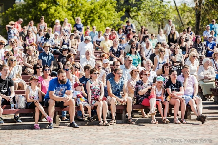 753. dzimšanas dienā Jelgavas iedzīvotāji un viesi varēja baudīt plašu izklaides un kultūras programu 753. dzimšanas dienā Jelgavas iedzīvotāji un viesi varēja baudīt plašu izklaides un kultūras programu 223979