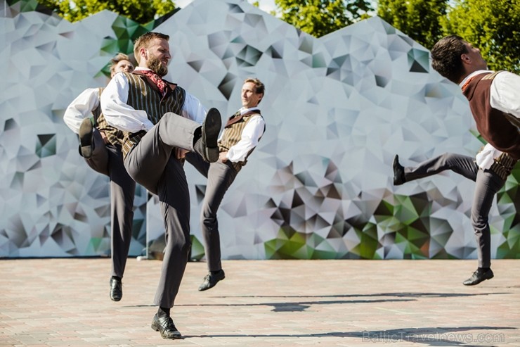 753. dzimšanas dienā Jelgavas iedzīvotāji un viesi varēja baudīt plašu izklaides un kultūras programu 753. dzimšanas dienā Jelgavas iedzīvotāji un viesi varēja baudīt plašu izklaides un kultūras programu 223986