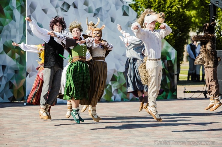 753. dzimšanas dienā Jelgavas iedzīvotāji un viesi varēja baudīt plašu izklaides un kultūras programu 753. dzimšanas dienā Jelgavas iedzīvotāji un viesi varēja baudīt plašu izklaides un kultūras programu 223989
