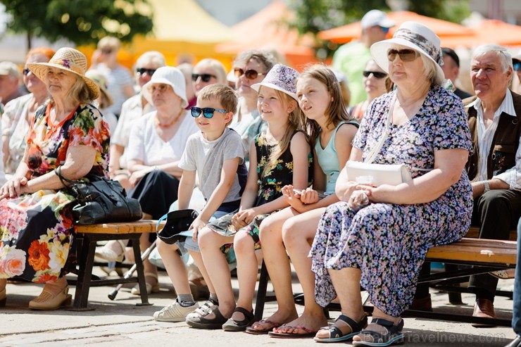 753. dzimšanas dienā Jelgavas iedzīvotāji un viesi varēja baudīt plašu izklaides un kultūras programu 753. dzimšanas dienā Jelgavas iedzīvotāji un viesi varēja baudīt plašu izklaides un kultūras programu 224009