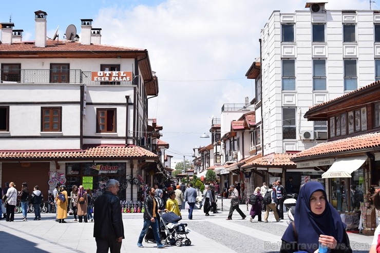 Konjas Grand Bazaar, - mazā, zem jumta slēptā tirgus ellīte, kas lepojas ar plašām ielām, preču daudzveidību un zemām cenām. Konjas Grand Bazaar, - mazā, zem jumta slēptā tirgus ellīte, kas lepojas ar plašām ielām, preču daudzveidību un zemām cenām. 224540