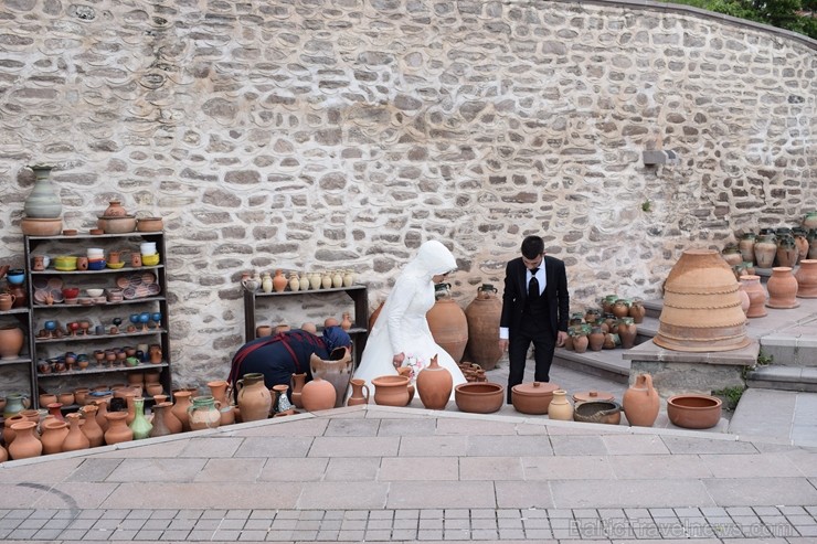 Skaistākos kāzu foto var uzņemt tieši Sillē. Līgava meklē piemērotu māla podu fotosesijai. Kāds podiņš, tāds vāciņš... Skaistākos kāzu foto var uzņemt tieši Sillē. Līgava meklē piemērotu māla podu fotosesijai. Kāds podiņš, tāds vāciņš... 224575