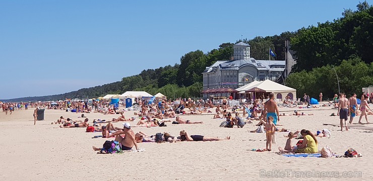Karstais un saulainais laiks ir piepildījis Jūrmalas pludmali ar atpūtniekiem un tūristiem. Foto: Samsung Note8 Karstais un saulainais laiks ir piepildījis Jūrmalas pludmali ar atpūtniekiem un tūristiem. Foto: Samsung Note8 224688