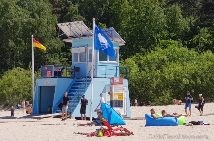 Karstais un saulainais laiks ir piepildījis Jūrmalas pludmali ar atpūtniekiem un tūristiem. Foto: Samsung Note8 Karstais un saulainais laiks ir piepildījis Jūrmalas pludmali ar atpūtniekiem un tūristiem. Foto: Samsung Note8 224691