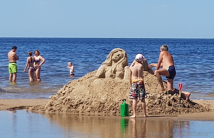 Karstais un saulainais laiks ir piepildījis Jūrmalas pludmali ar atpūtniekiem un tūristiem. Foto: Samsung Note8 Karstais un saulainais laiks ir piepildījis Jūrmalas pludmali ar atpūtniekiem un tūristiem. Foto: Samsung Note8 224692