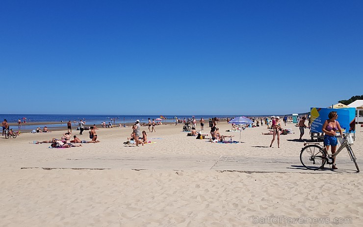 Karstais un saulainais laiks ir piepildījis Jūrmalas pludmali ar atpūtniekiem un tūristiem. Foto: Samsung Note8 Karstais un saulainais laiks ir piepildījis Jūrmalas pludmali ar atpūtniekiem un tūristiem. Foto: Samsung Note8 224693