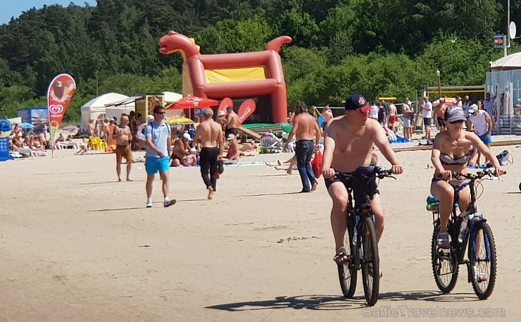 Karstais un saulainais laiks ir piepildījis Jūrmalas pludmali ar atpūtniekiem un tūristiem. Foto: Samsung Note8 Karstais un saulainais laiks ir piepildījis Jūrmalas pludmali ar atpūtniekiem un tūristiem. Foto: Samsung Note8 224695