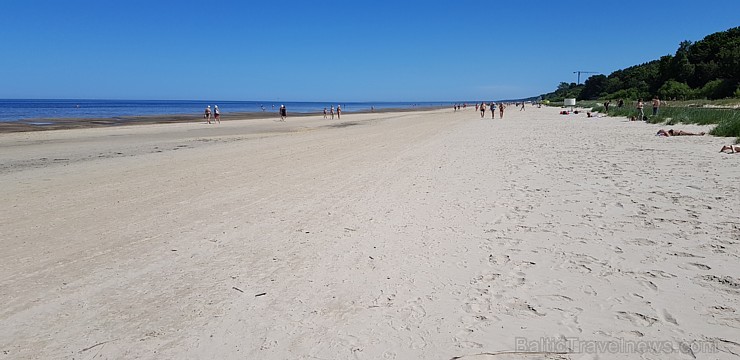 Karstais un saulainais laiks ir piepildījis Jūrmalas pludmali ar atpūtniekiem un tūristiem. Foto: Samsung Note8 Karstais un saulainais laiks ir piepildījis Jūrmalas pludmali ar atpūtniekiem un tūristiem. Foto: Samsung Note8 224697