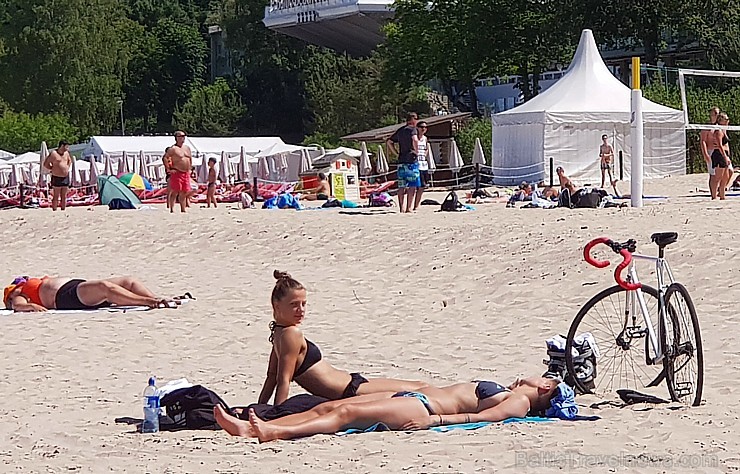 Karstais un saulainais laiks ir piepildījis Jūrmalas pludmali ar atpūtniekiem un tūristiem. Foto: Samsung Note8 Karstais un saulainais laiks ir piepildījis Jūrmalas pludmali ar atpūtniekiem un tūristiem. Foto: Samsung Note8 224702