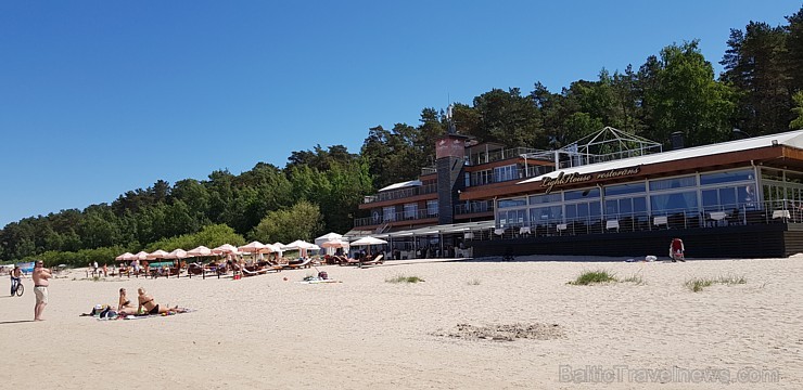 Karstais un saulainais laiks ir piepildījis Jūrmalas pludmali ar atpūtniekiem un tūristiem. Foto: Samsung Note8 Karstais un saulainais laiks ir piepildījis Jūrmalas pludmali ar atpūtniekiem un tūristiem. Foto: Samsung Note8 224708