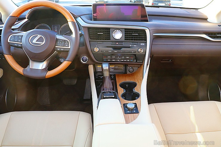 Travelnews.lv ar jauno 7-vietīgo «Lexus RX 450hL» apceļo Jelgavu, Jūrmalu, Talsus un Rīgu 224762
