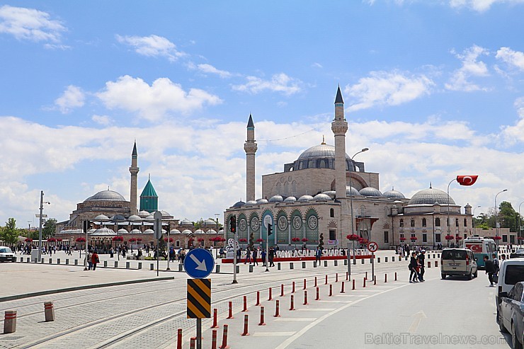 Travelnews.lv iepazīst Mevlevi jeb Rūmī mauzoleju, muzeja ēku, mošeju un centrālo laukumu. Sadarbībā ar Turkish Airlines Travelnews.lv iepazīst Mevlevi jeb Rūmī mauzoleju, muzeja ēku, mošeju un centrālo laukumu. Sadarbībā ar Turkish Airlines 225013