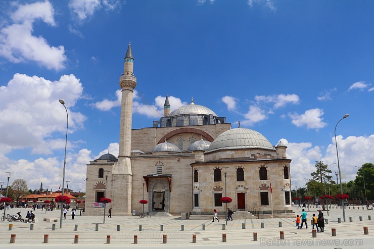Travelnews.lv iepazīst Mevlevi jeb Rūmī mauzoleju, muzeja ēku, mošeju un centrālo laukumu. Sadarbībā ar Turkish Airlines Travelnews.lv iepazīst Mevlevi jeb Rūmī mauzoleju, muzeja ēku, mošeju un centrālo laukumu. Sadarbībā ar Turkish Airlines 225015