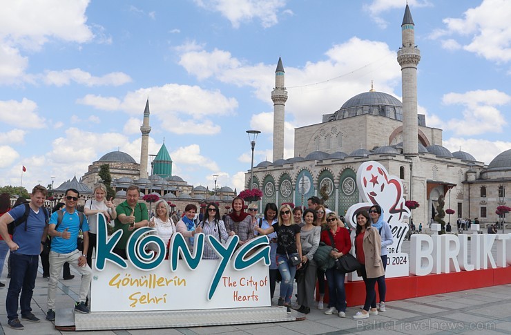 Travelnews.lv iepazīst Mevlevi jeb Rūmī mauzoleju, muzeja ēku, mošeju un centrālo laukumu. Sadarbībā ar Turkish Airlines Travelnews.lv iepazīst Mevlevi jeb Rūmī mauzoleju, muzeja ēku, mošeju un centrālo laukumu. Sadarbībā ar Turkish Airlines 225016