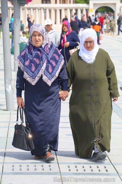 Travelnews.lv iepazīst Mevlevi jeb Rūmī mauzoleju, muzeja ēku, mošeju un centrālo laukumu. Sadarbībā ar Turkish Airlines Travelnews.lv iepazīst Mevlevi jeb Rūmī mauzoleju, muzeja ēku, mošeju un centrālo laukumu. Sadarbībā ar Turkish Airlines 225026