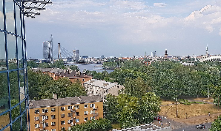 Pārdaugavas viesnīca «Bellevue Park Hotel Riga» atklāj restorāna «Le Sommet» jumta terasi ar burvīgu Rīgas skatu. Foto: Samsung Galaxy Note8 Pārdaugavas viesnīca «Bellevue Park Hotel Riga» atklāj restorāna «Le Sommet» jumta terasi ar burvīgu Rīgas skatu. Foto: Samsung Galaxy Note8 226054