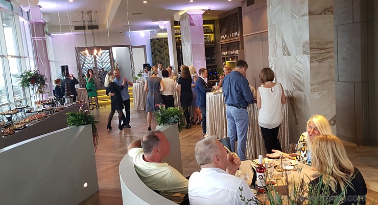 Pārdaugavas viesnīca «Bellevue Park Hotel Riga» atklāj restorāna «Le Sommet» jumta terasi ar burvīgu Rīgas skatu. Foto: Samsung Galaxy Note8 Pārdaugavas viesnīca «Bellevue Park Hotel Riga» atklāj restorāna «Le Sommet» jumta terasi ar burvīgu Rīgas skatu. Foto: Samsung Galaxy Note8 226061