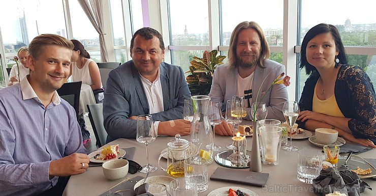 Pārdaugavas viesnīca «Bellevue Park Hotel Riga» atklāj restorāna «Le Sommet» jumta terasi ar burvīgu Rīgas skatu. Foto: Samsung Galaxy Note8 Pārdaugavas viesnīca «Bellevue Park Hotel Riga» atklāj restorāna «Le Sommet» jumta terasi ar burvīgu Rīgas skatu. Foto: Samsung Galaxy Note8 226064