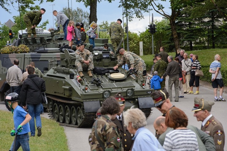 Cēsīs ar kauju rekonstrukciju un dejām, svin Latvijas Uzvaras dienu 226147