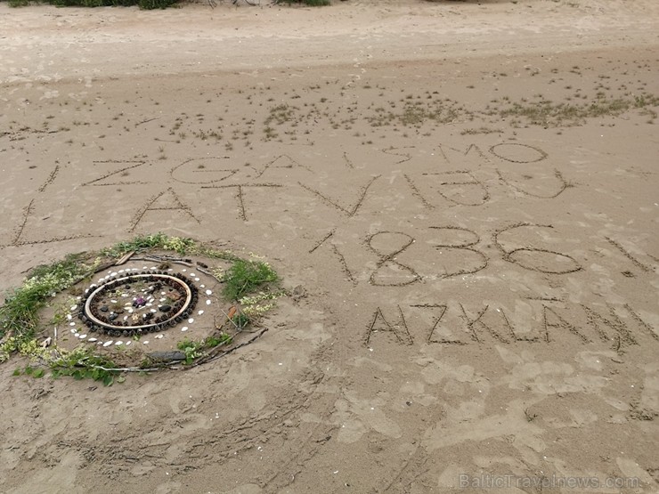 Vasaras saulgriežu laikā patriotiski noskaņoti cilvēki izgaismojuši Latviju, apejot tai apkārt 226298