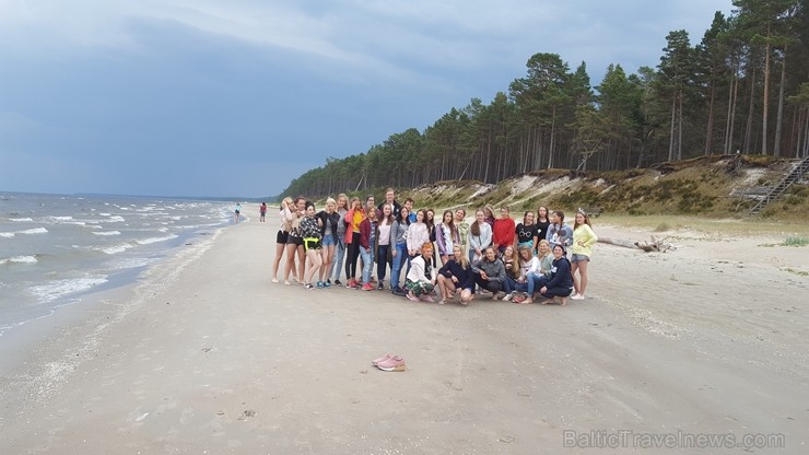 Vasaras saulgriežu laikā patriotiski noskaņoti cilvēki izgaismojuši Latviju, apejot tai apkārt 226299