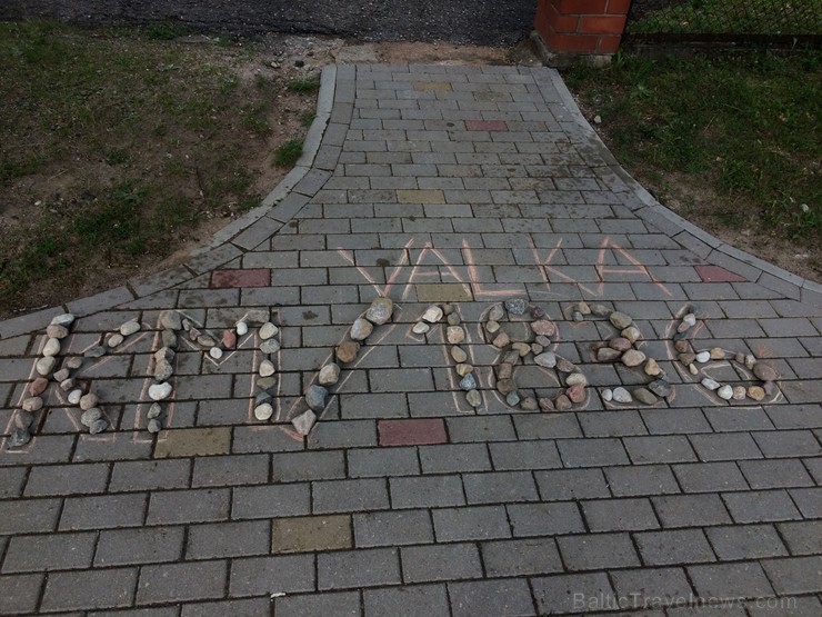 Vasaras saulgriežu laikā patriotiski noskaņoti cilvēki izgaismojuši Latviju, apejot tai apkārt 226304
