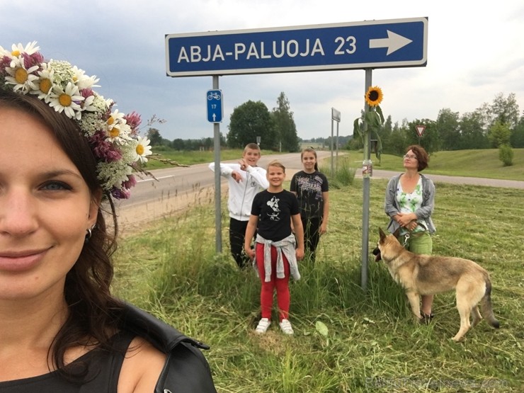 Vasaras saulgriežu laikā patriotiski noskaņoti cilvēki izgaismojuši Latviju, apejot tai apkārt 226305