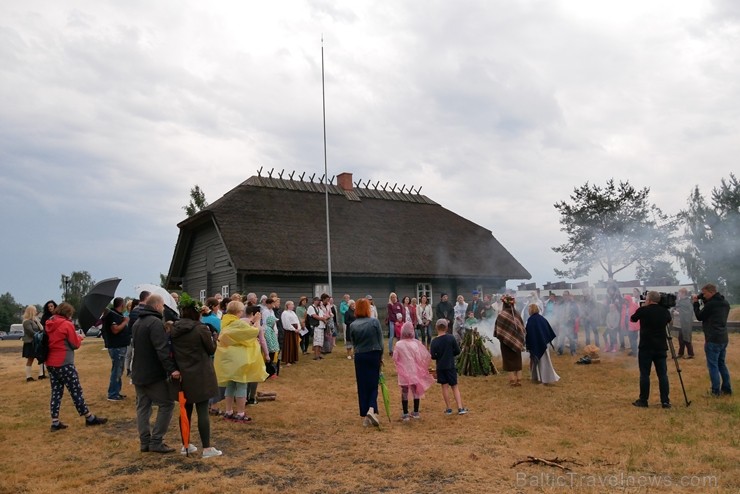 Vasaras saulgriežu laikā patriotiski noskaņoti cilvēki izgaismojuši Latviju, apejot tai apkārt 226310